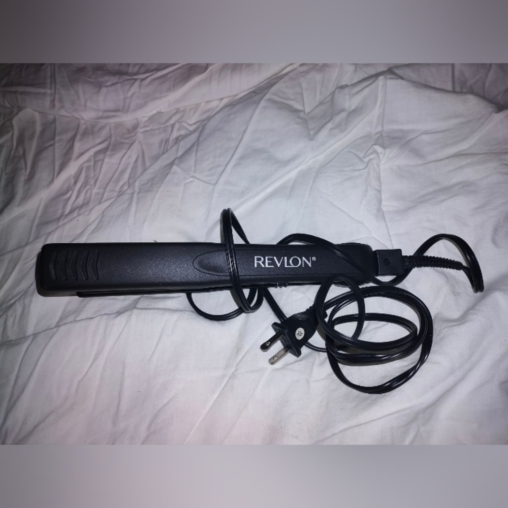 REVLON Hair Straightener